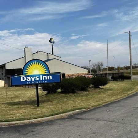 Days Inn & Suites By Wyndham Caseyville Exterior photo